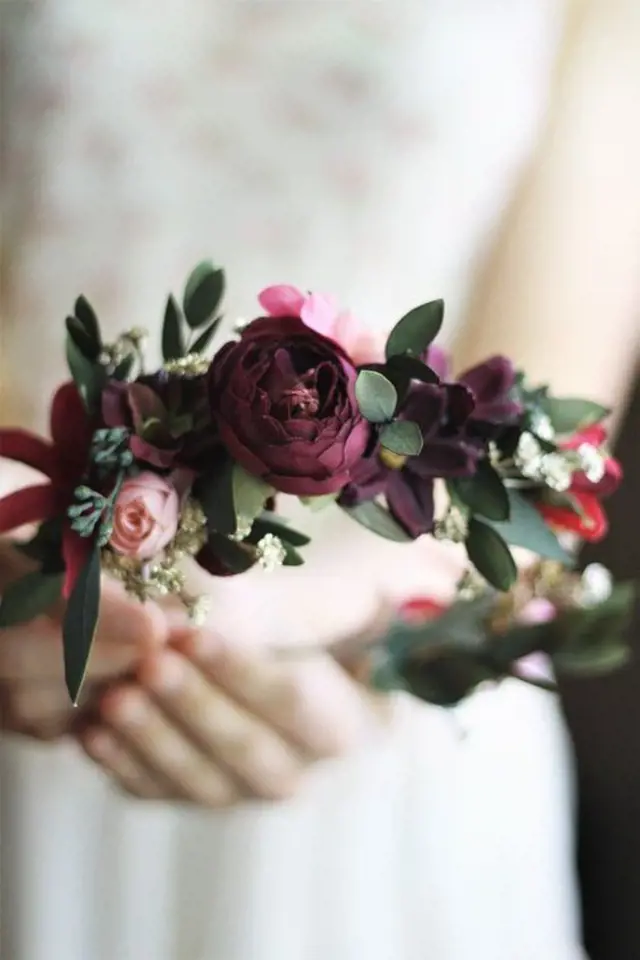 Květinové čelenky jsou čím dál oblíbenější. Na svatbu, letní slavnosti nebo jen tak na romantickou procházku nebo večeři.