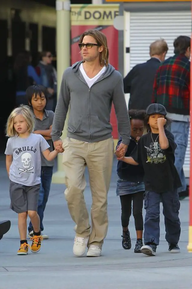 Brad Pitt má početnou rodinku, jen kdyby byla řeč s Angelinou.