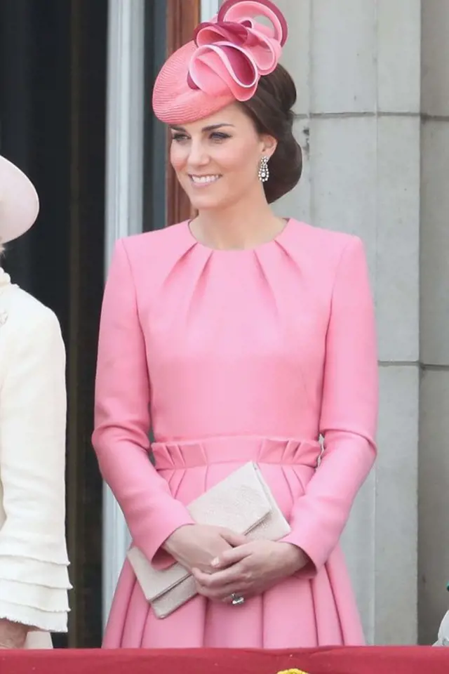 I vévodkyni Kate růžová barva sedne.