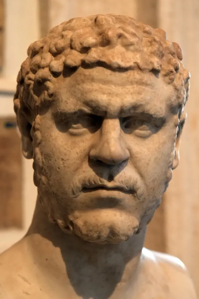 Císař Caracalla se údajně pokusil svést jednu z vestálek. Když neuspěl, nechal ji popravit.