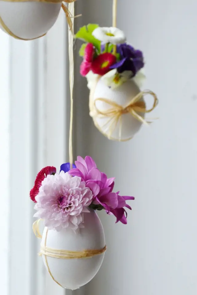 Vaječné skořápky jako vázičky pro jarní kvítí, půvabná a živoucí dekorace nejen pro Velikonoce