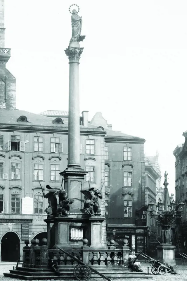 Mariánský sloup na Staroměstském náměstí na fotografii Jindřicha Eckerta