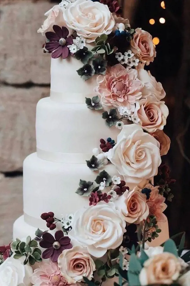 Svatební dorty 2018: Spousta živých květin, naháčů, ale také černé barvy a dřeva