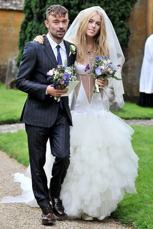 Lady Mary Charteris byla na svatbě s Robbie Furzem v září 2012 oblečená tak napůl.