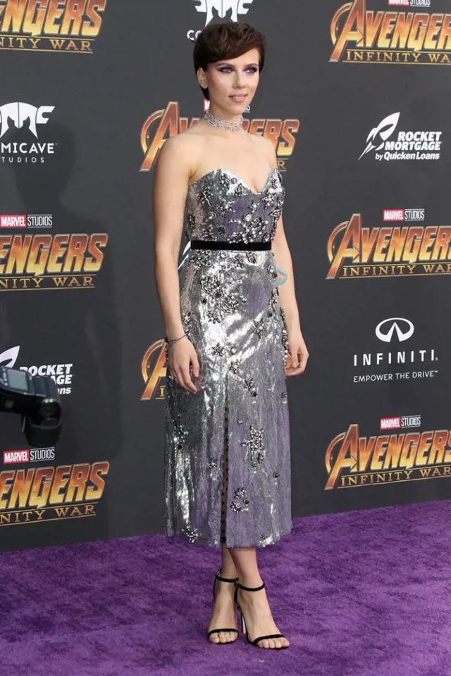 Premiéra nejnovějších Avengers Infinity War, tmavé vlasy a stříbrné šaty. Přesně ve stylu Černé vdovy.