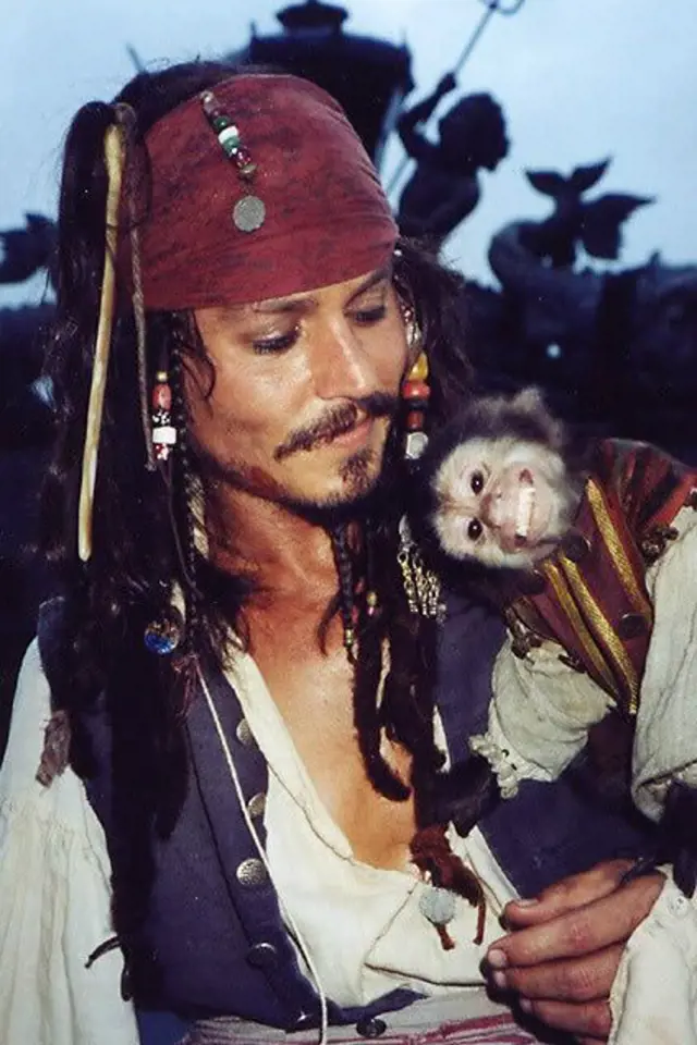 Během natáčení Pirátů z Karibiku si našel malého kamaráda.