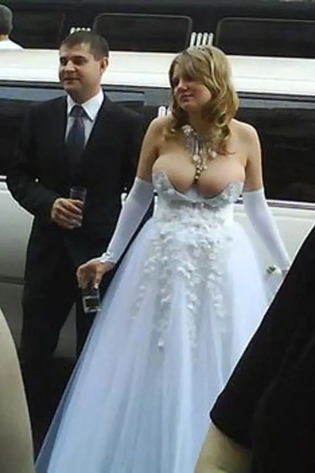 Této nevěstě se na 100 % nikdo během celé svatby nedíval do očí.