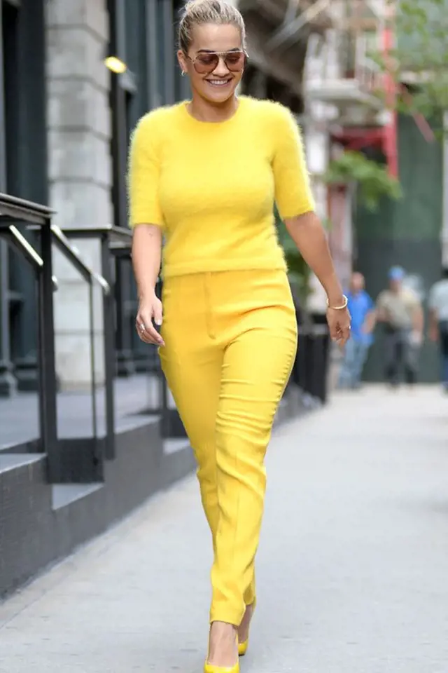 Žlutá barva je hodně výrazná. Blondýnky by měly být opatrné při výběru odstínu a volit jen zajímavý doplněk. Povedený oblek ve žluté barvě, to je jako módní maturita.