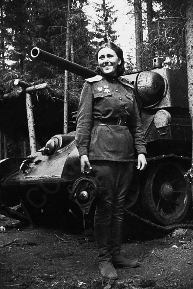 V řadách sovětských tankistů působilo jen několik desítek žen. Na fotografii Alexandra Samusenko