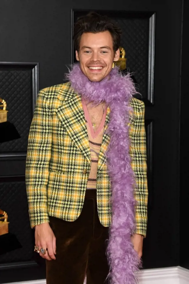 V tomto outfitu se objevil na letošním předávání cen Grammy. 