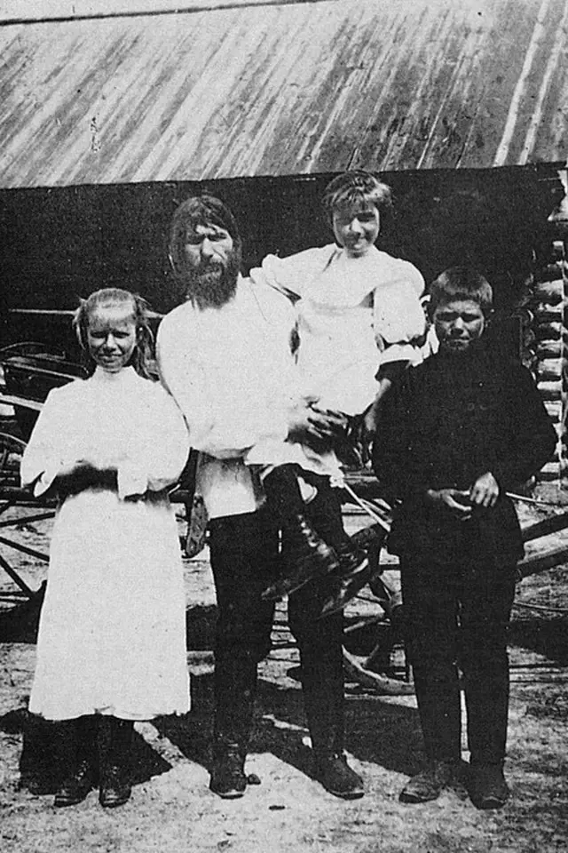 Grigorij Rasputin s rodinou v rodné vsi