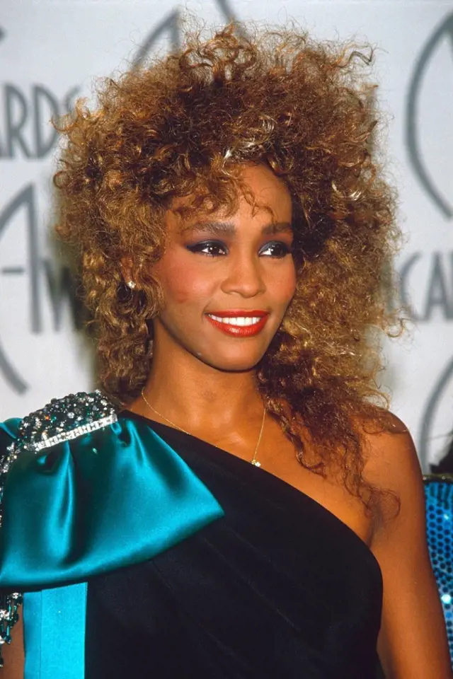 Whitney Houston v roce 1990 na udílení cen akademie