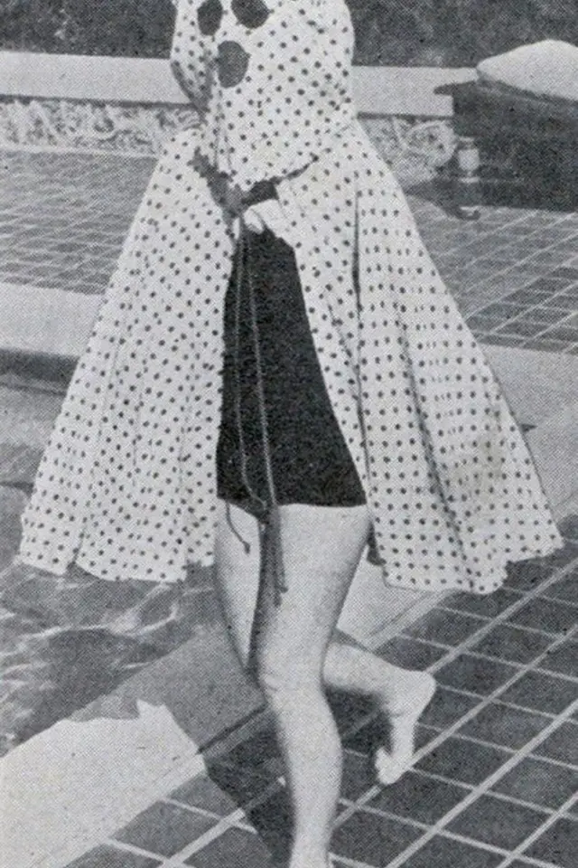 40. léta - žena se chrání před slunečními paprsky. 