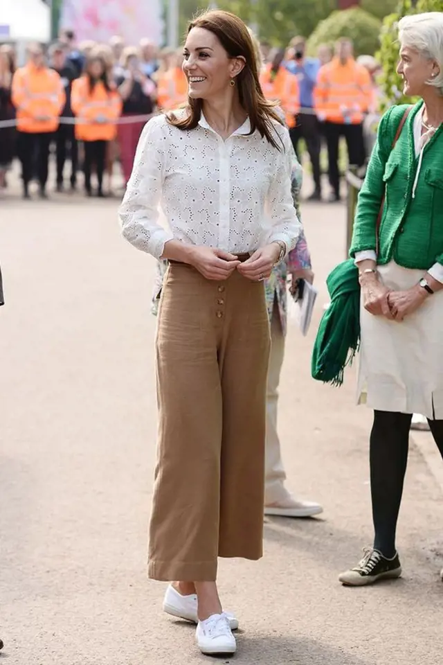 Vévodkyně změnila stylistu a na jejím šatníku je to hodně znát.