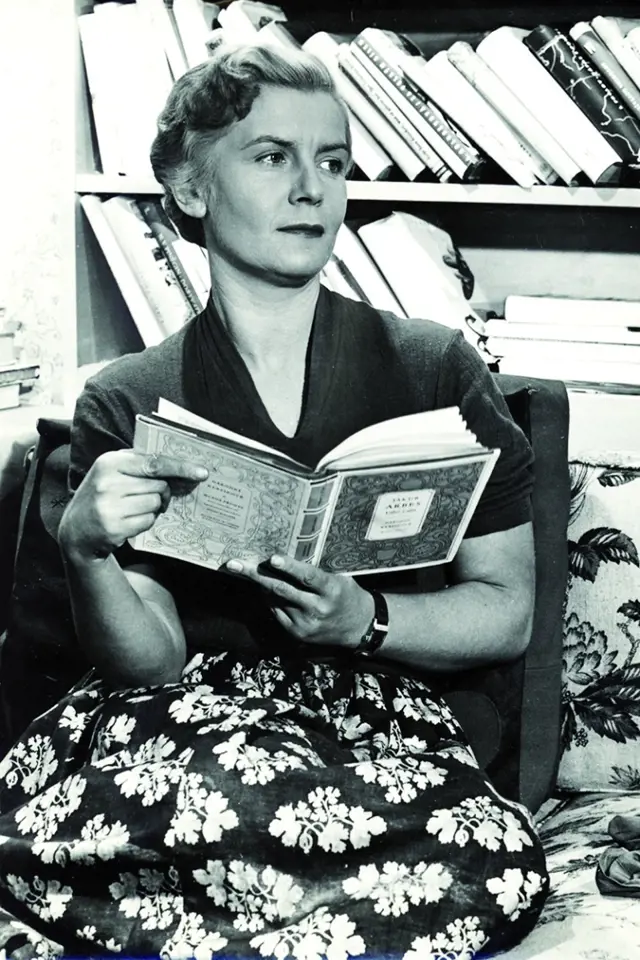 Díky Oldřichu Novému získala v roce 1952 hlavní roli ve filmu Slovo dělá ženu.