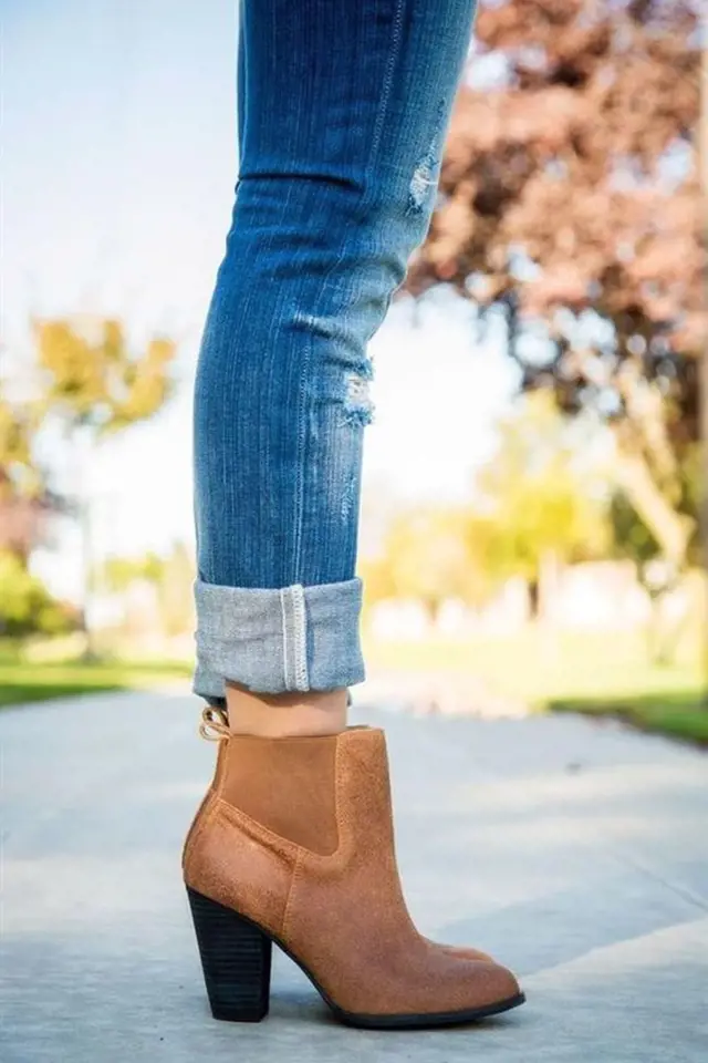 Pokud máte boty kotníčkové, džíny se nosí ohrnuté pár centimetrů nad lemem bot.