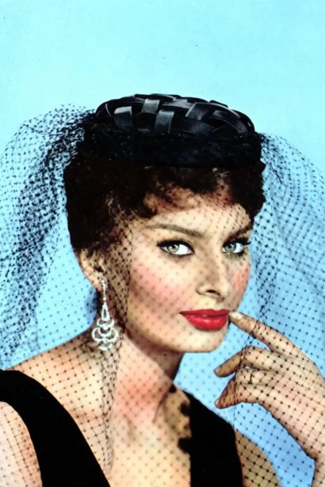 Rudá rtěnka a výrazné oči, to je Sophia Loren.