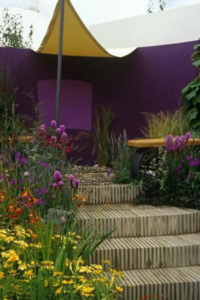 Moderní zahrada, ve které tvoří nejvýraznější prvek fialová zeď, ke které je situovaná odpočinková terasa, byla předvedena na květinové show RHS Show Tatton Park. Tato výstava je pořádaná na anglickém hrabství Cheshire a jsou na ní vždy prezentovány ne...