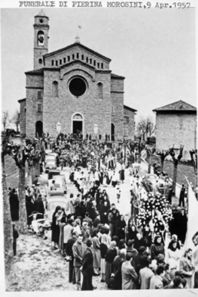 Pohřeb 9. dubna 1957, pohřební průvod z kostela na nedaleký hřbitov