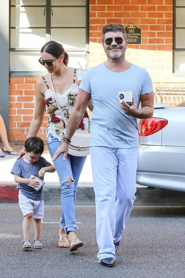 Simon Cowell v Beverly Hills s partnerkou Lauren Silverman a jejich synem Ericem