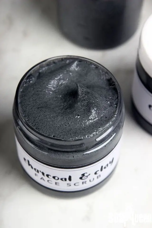 Aktivní uhlí je oblíbenou přísadou přírodní kosmetiky.