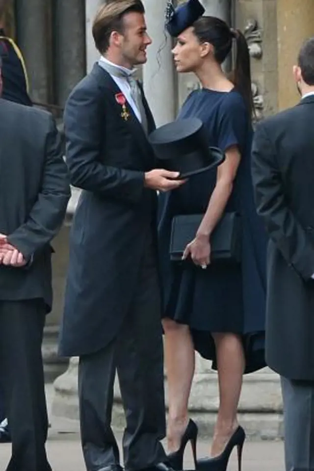 Manželé Beckhamovi - těhotná Victoria v extravagantní variaci na slavný klobouček Jackie Kennedy