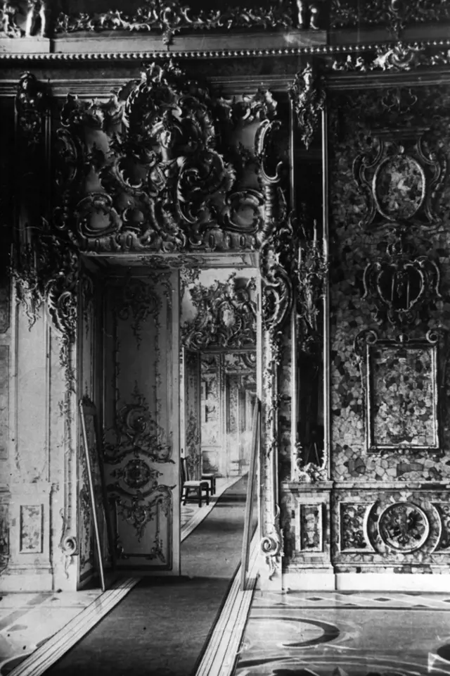 Černobílá fotografie původní jantarové komnaty