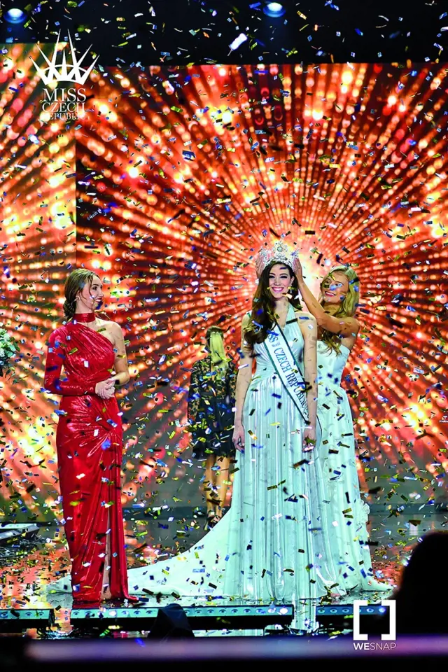 Taťána (vlevo) přihlíží korunovaci vítězky soutěže Miss Czech Republic.