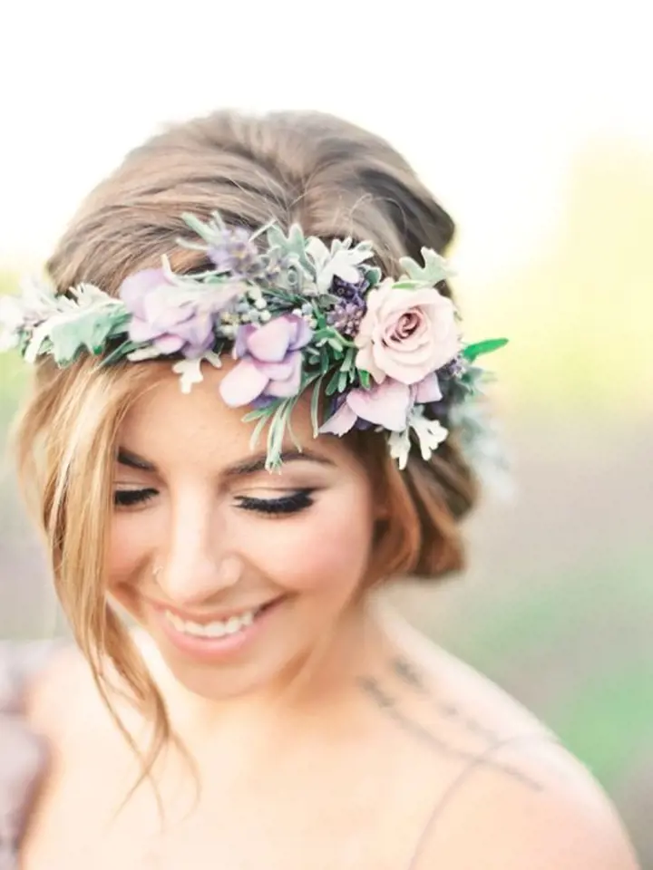 Květinové čelenky jsou čím dál oblíbenější. Na svatbu, letní slavnosti nebo jen tak na romantickou procházku nebo večeři.