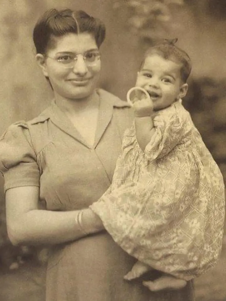 Freddie Mercury s maminkou, 1947
