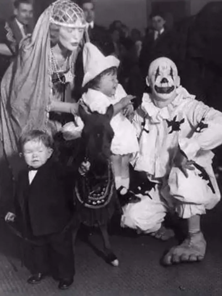 1930 - cirkus na návštěvě oddělění dětské nemocnice