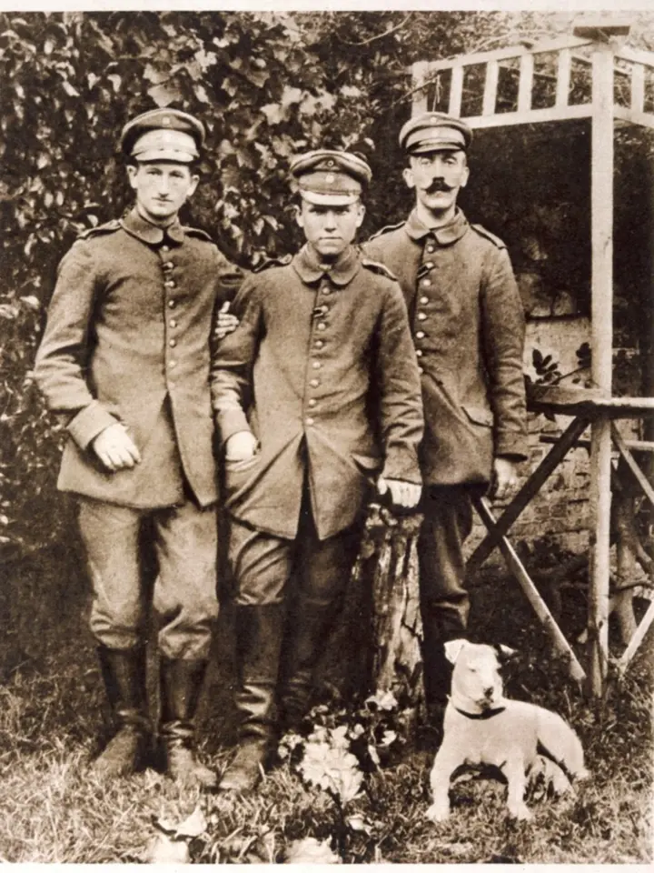 Hitler (vpravo) na snímku z 1. světové války