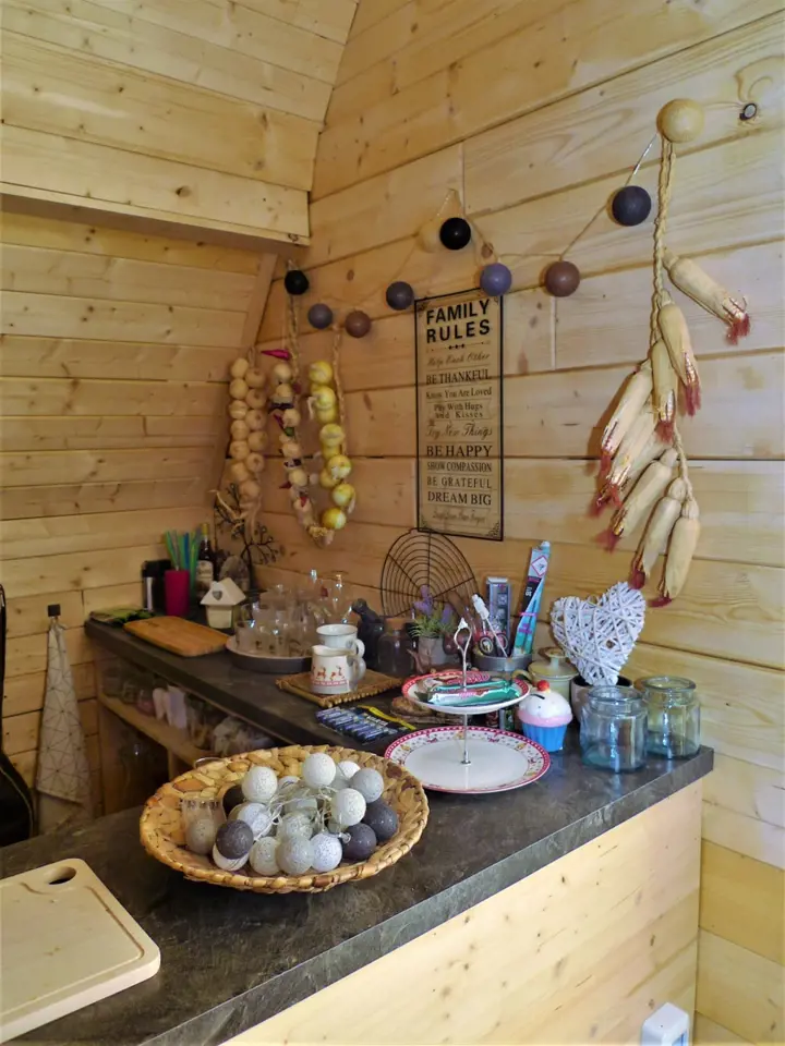 Návštěva na chalupě v Orlických horách: Také v podkroví mají mladí kuchyňský koutek