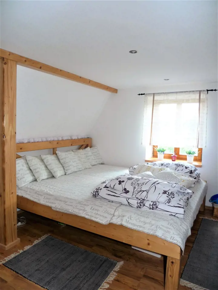 Návštěva na chalupě v Orlických horách: V ložnici převládá kombinace dřevo a bílá
