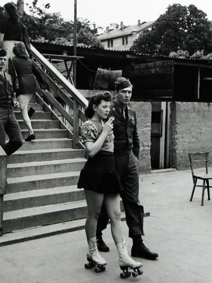 20. Mladá žena na kolečkových bruslích, se svým milovaným před jeho odjezdem na frontu, 40. léta 20. století 