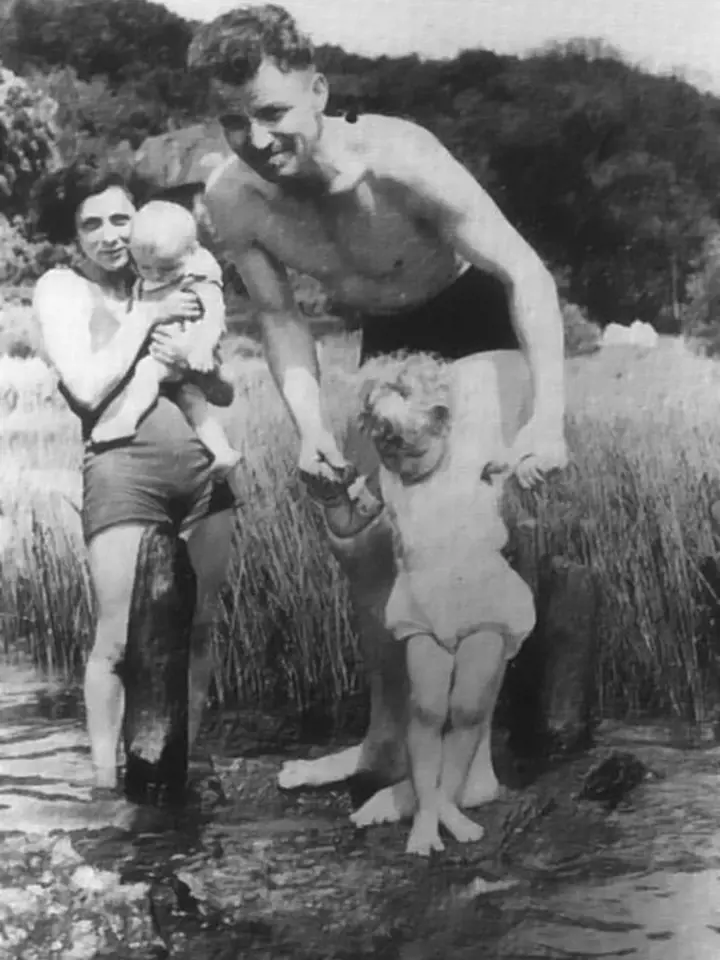 August Landmesser s manželkou a starší dcerou