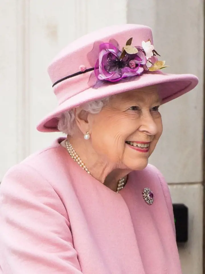 Královna musí být o příchodu nového člena královského rodiny informovaná jako první. Ať rodí Meghan v londýnské porodnici nebo doma.