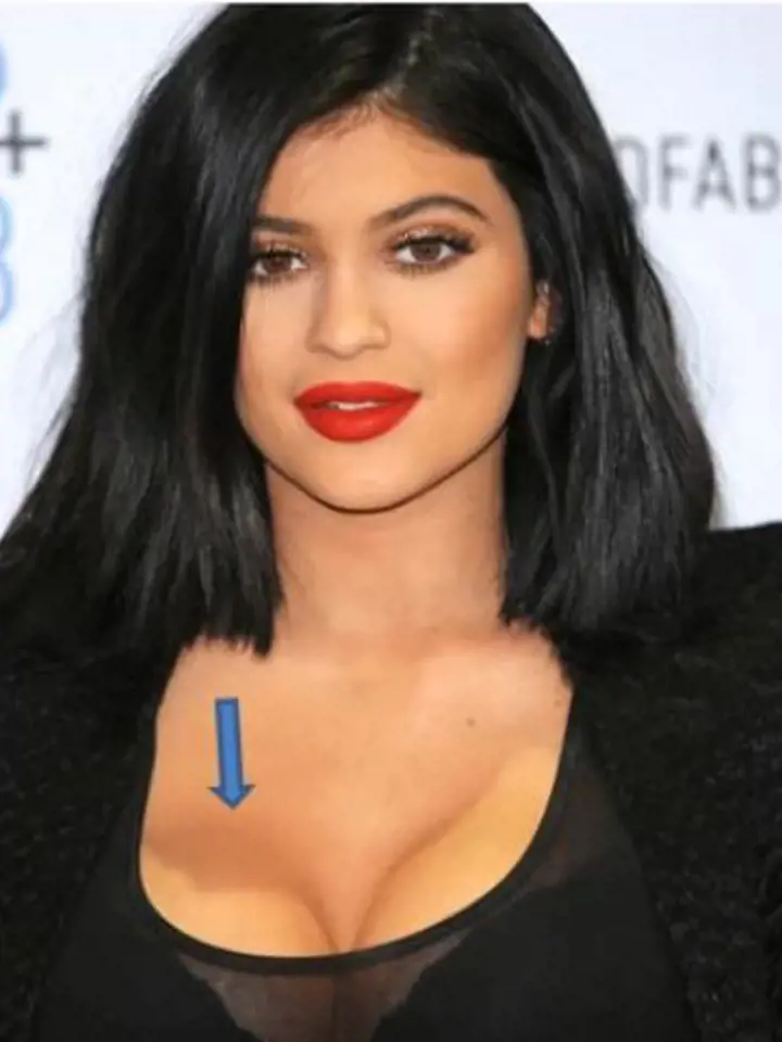 Kylie Jenner si líčí i dekolt, ale bohužel ve výstřihu zapomněla nanést make-up na ňadra.