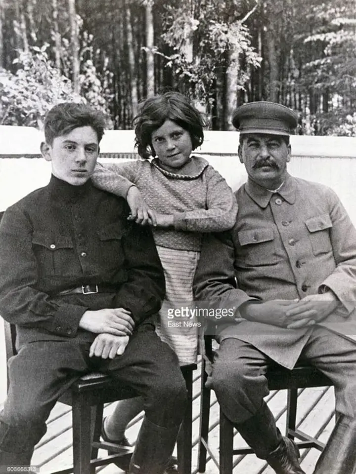 Světlana s otcem a bratrem Vasilijem. Bratr zemřel v pouhých 40 letech na následky alkoholismu.