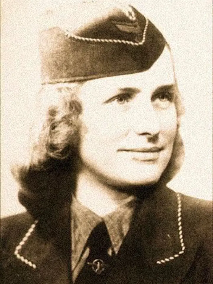 Johanna Langefeld působila jako Aufseherin a Oberaufseherin v nacistických koncentračních táborech v Lichtenburgu, v Ravensbrücku a v Osvětimi. Byla školitelkou Margot Elisabeth Dreschel.