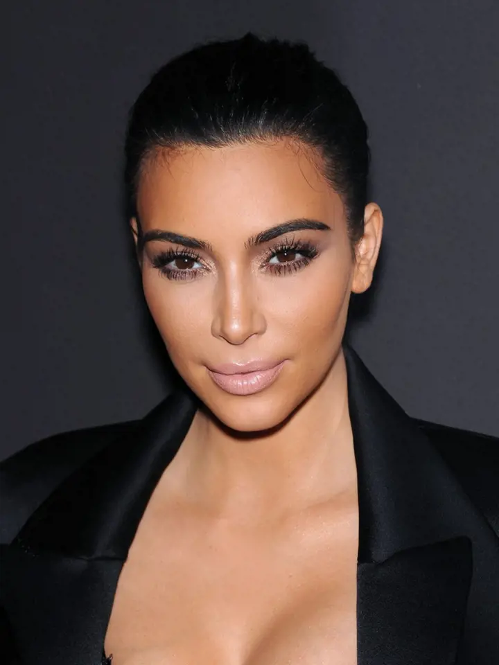 Kim Kardashian je královnou stínování. Začátky ale byly krušné.