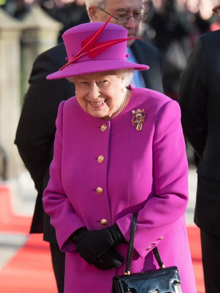 Růžový kabátek královnu rozsvítil.
