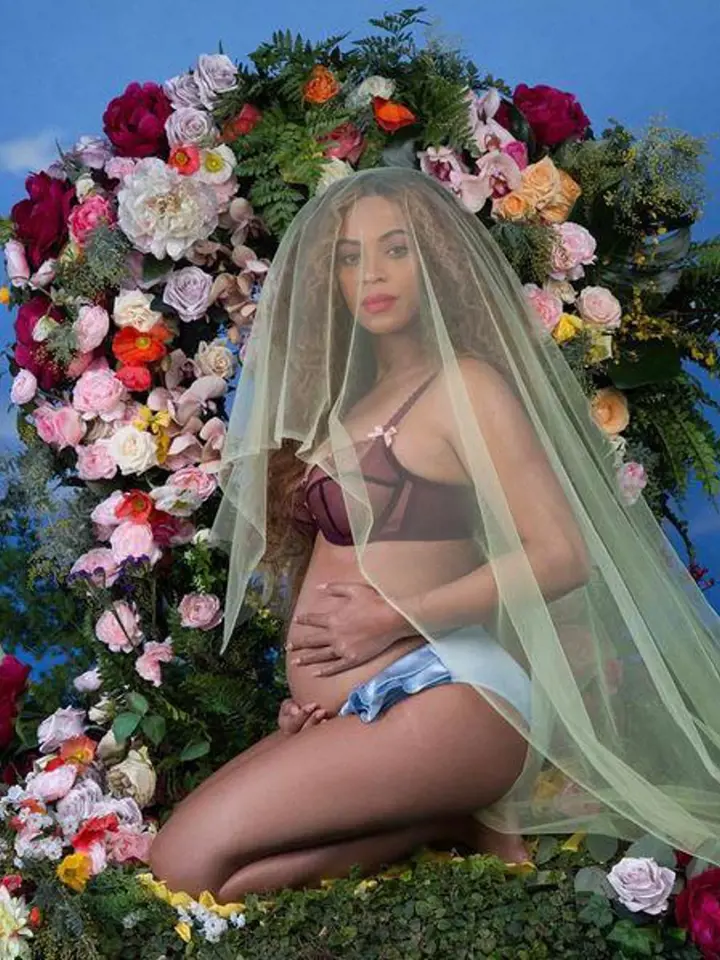 Beyoncé se pochlubila celému světu, že čeká dvojčátka.