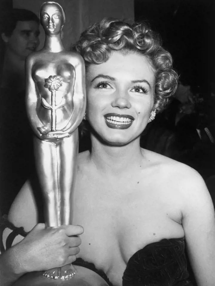 17. Marilyn nebyla nikdy nominována na Oskara. Byla "jen" dvakrát nominována na cenu BAFTA a rovněž dvakrát na Zlatý glóbus. Jediné ocenění, které ale získala, byl Zlatý glóbus za roli Sugar Kane v "Někdo to rád horké".