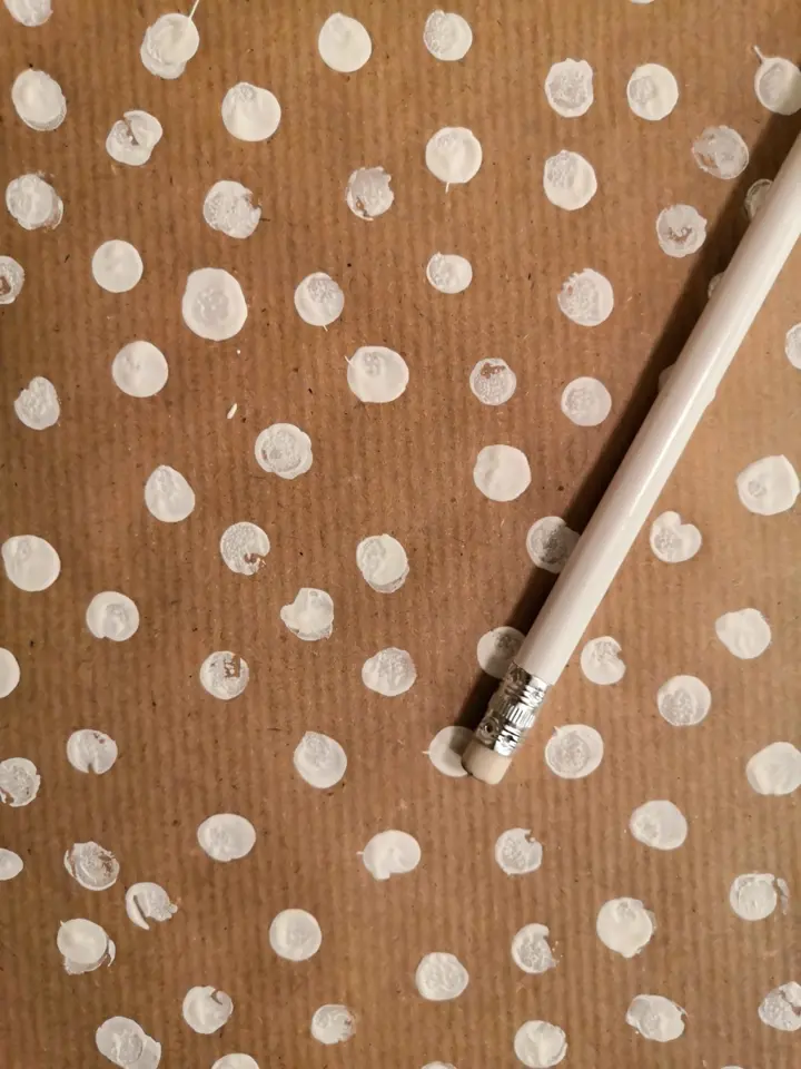 Drobné tečky na papíře vytvoříte pomocí tužky s gumou