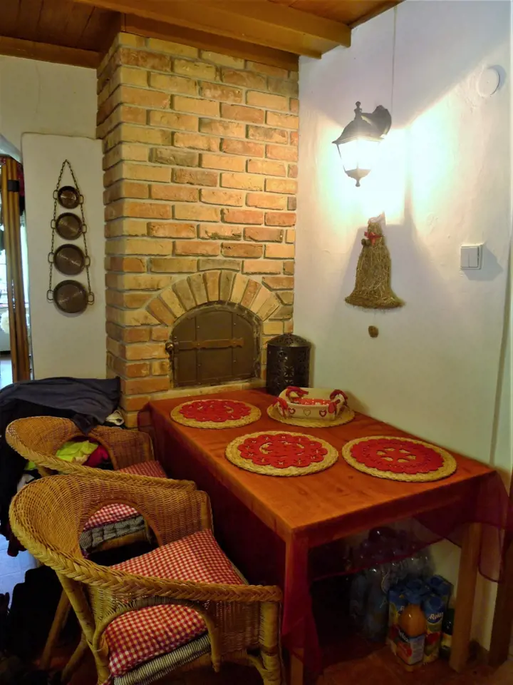 Návštěva na chalupě v Orlických horách: Z minula se v kuchyňce zachovala pec