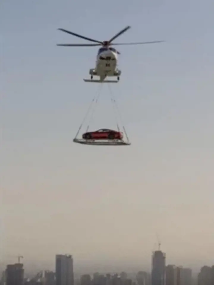 Přesun auta soukromým vrtulníkem je zcela normální situací