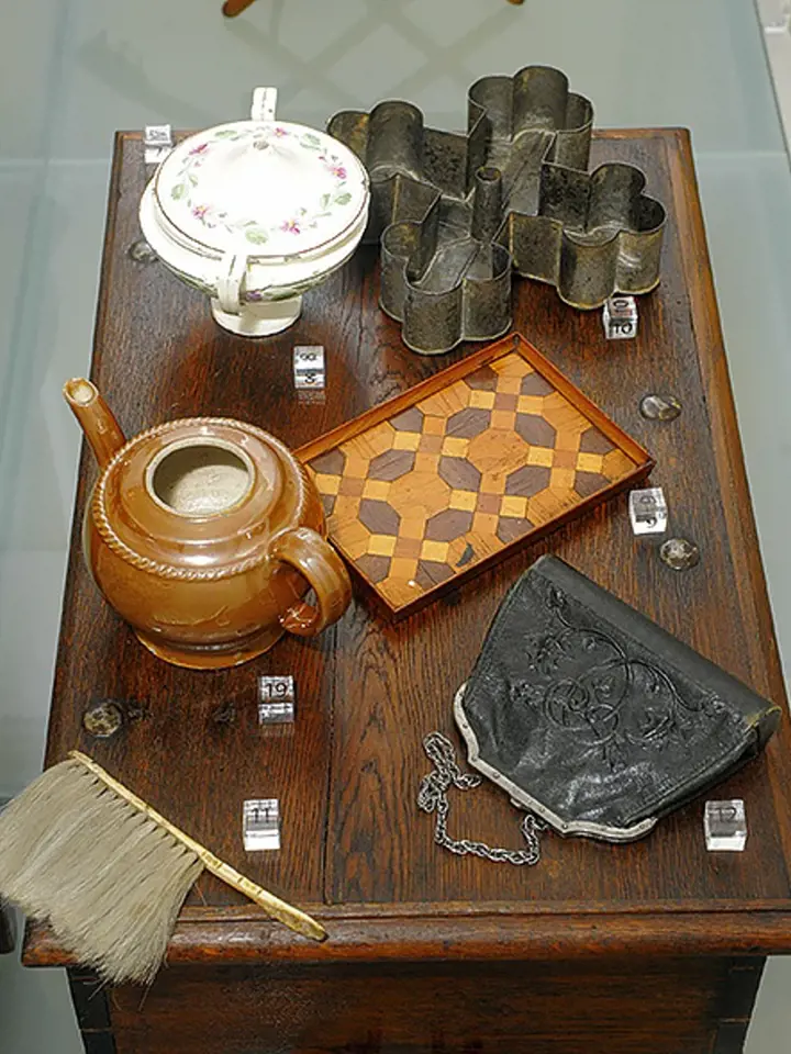 Sbírku osobních předmětů z pozůstalosti Magdaleny Dobromily mají v Regionálním muzeu v Litomyšli. Vidíte její omáčník, formu na pečení, čajovou konvici, podnos, smetáček, který sloužil patrně jako prachovka, a kabelka.