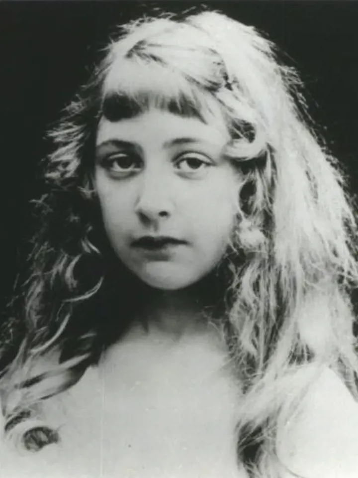 Agatha Christie jako dítě. Jak bylo ve viktoriánské době zvykem, základní vzdělání získala od svých rodičů.