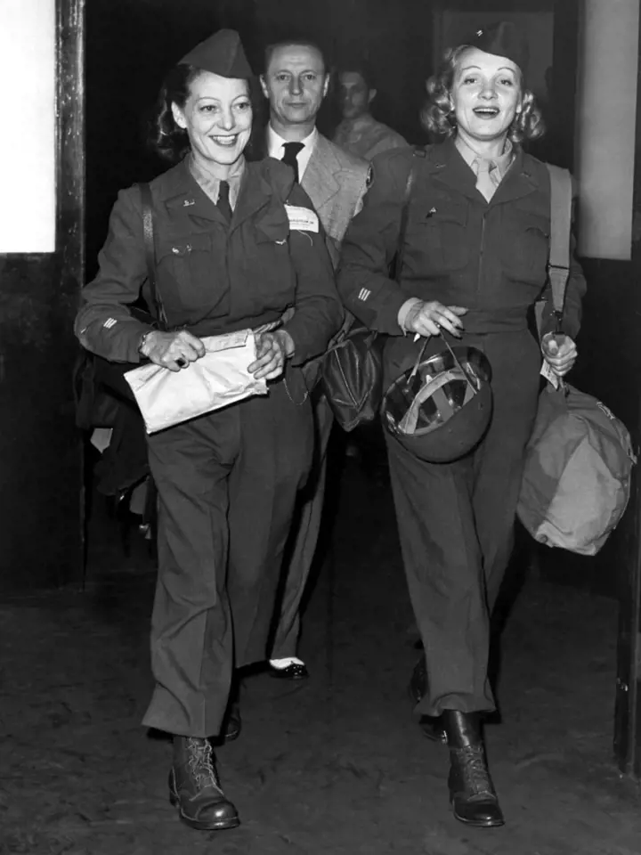 Marlene (vpravo) v americké uniformě. Kvůli tomu ji Němci začali nenávidět. 